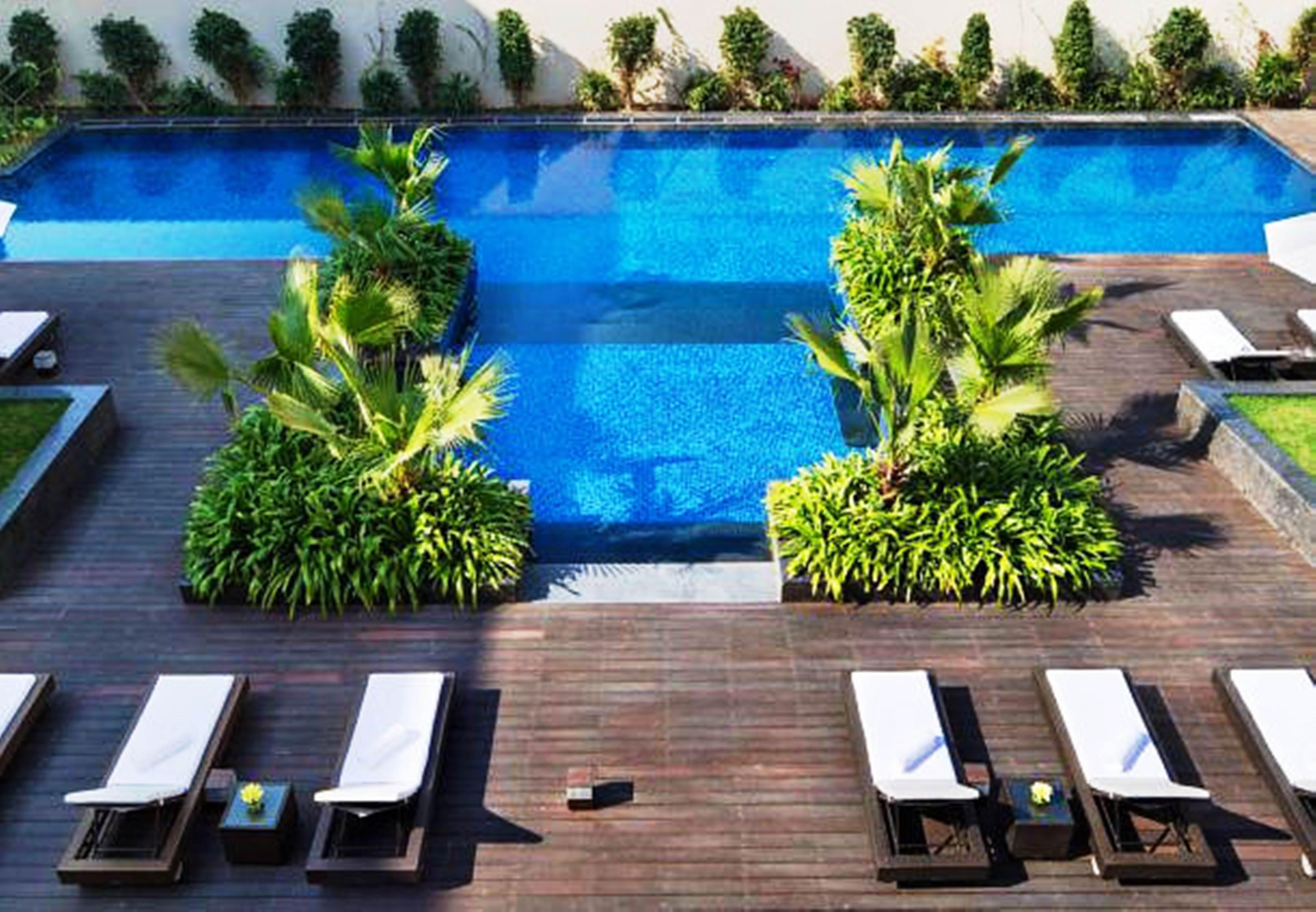 Jw Marriott Hotel New Delhi Aerocity Екстер'єр фото The pool at the hotel