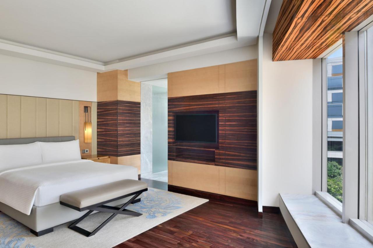 Jw Marriott Hotel New Delhi Aerocity Екстер'єр фото A bedroom at the Westin Mumbai International