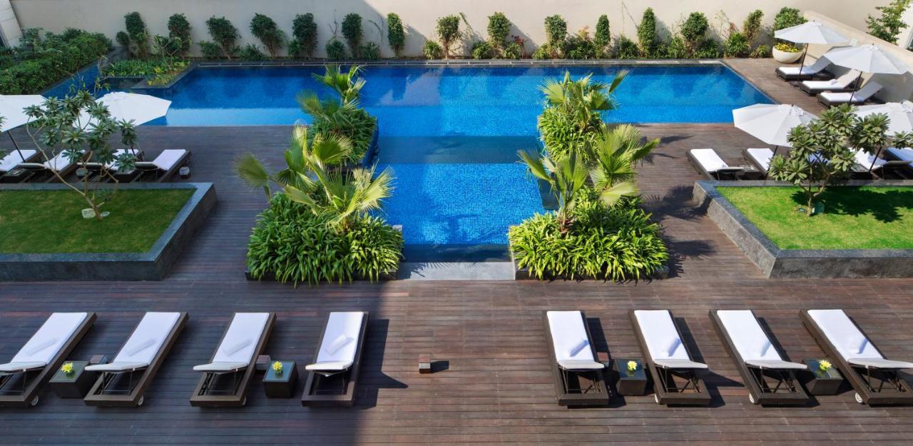 Jw Marriott Hotel New Delhi Aerocity Екстер'єр фото The pool at the hotel
