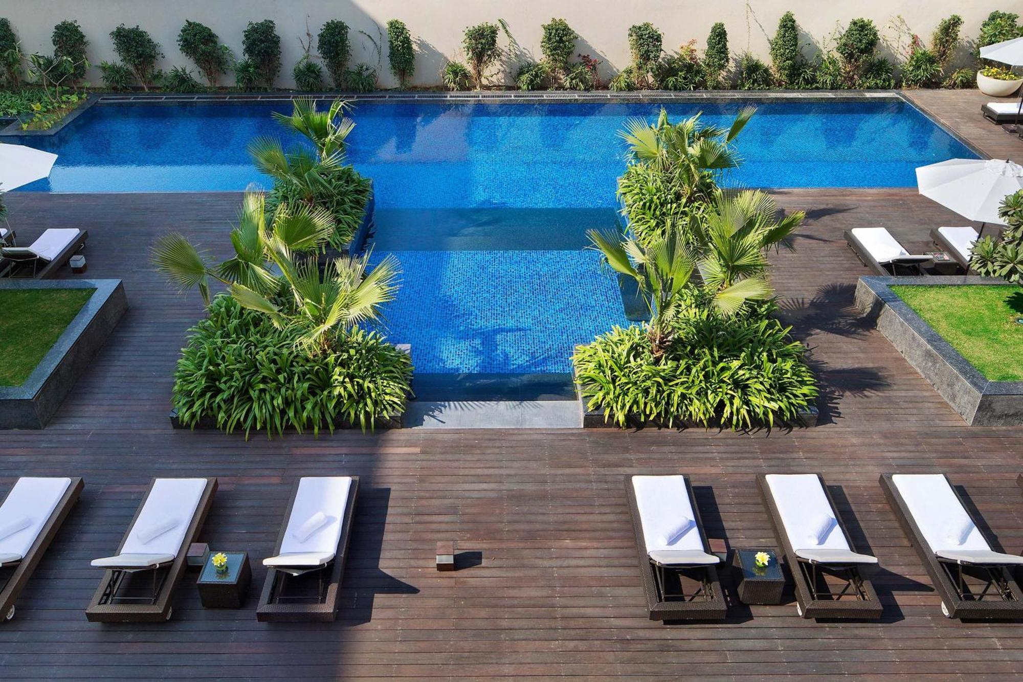 Jw Marriott Hotel New Delhi Aerocity Екстер'єр фото The pool at the hotel