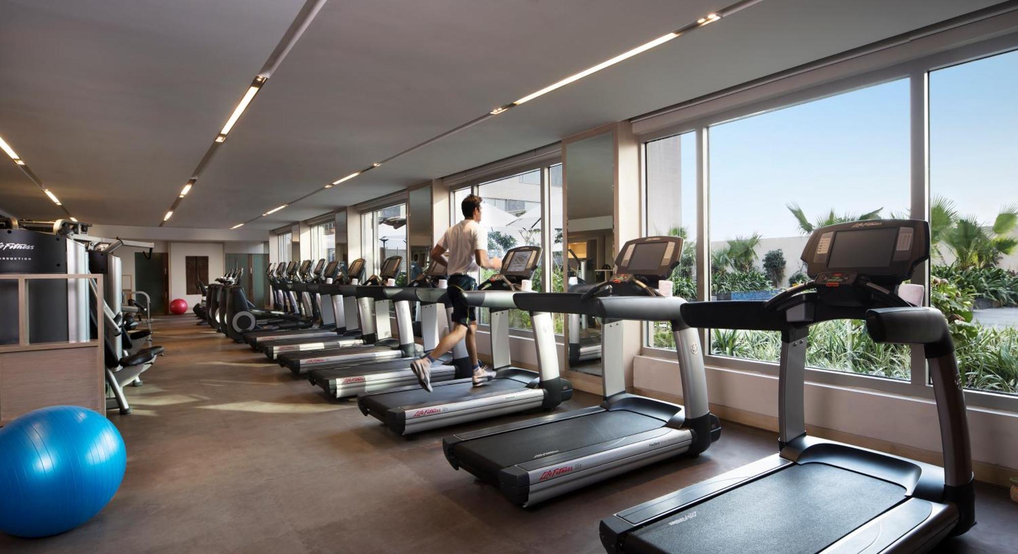 Jw Marriott Hotel New Delhi Aerocity Екстер'єр фото The gym at the hotel