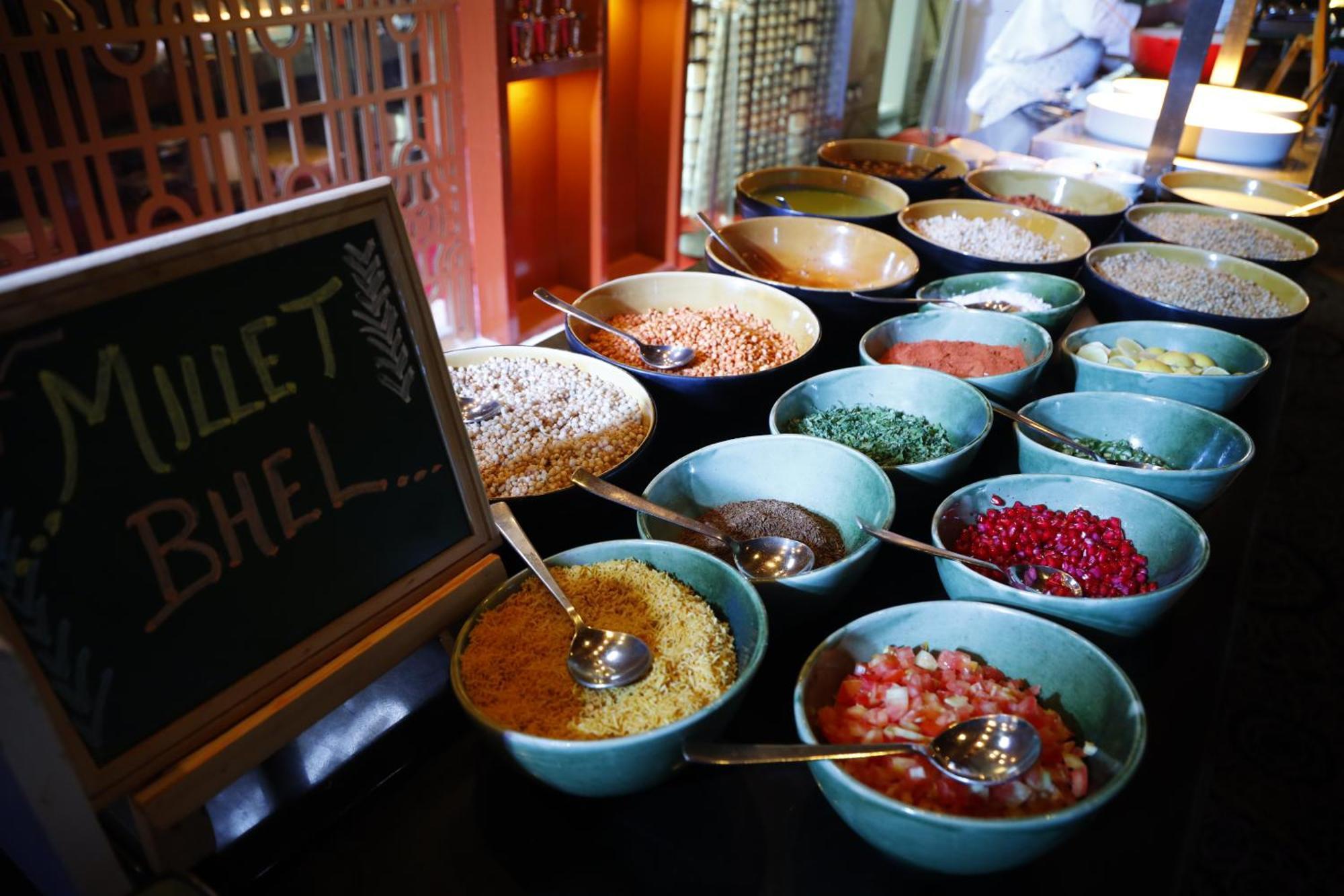 Jw Marriott Hotel New Delhi Aerocity Екстер'єр фото A selection of muesli at a buffet