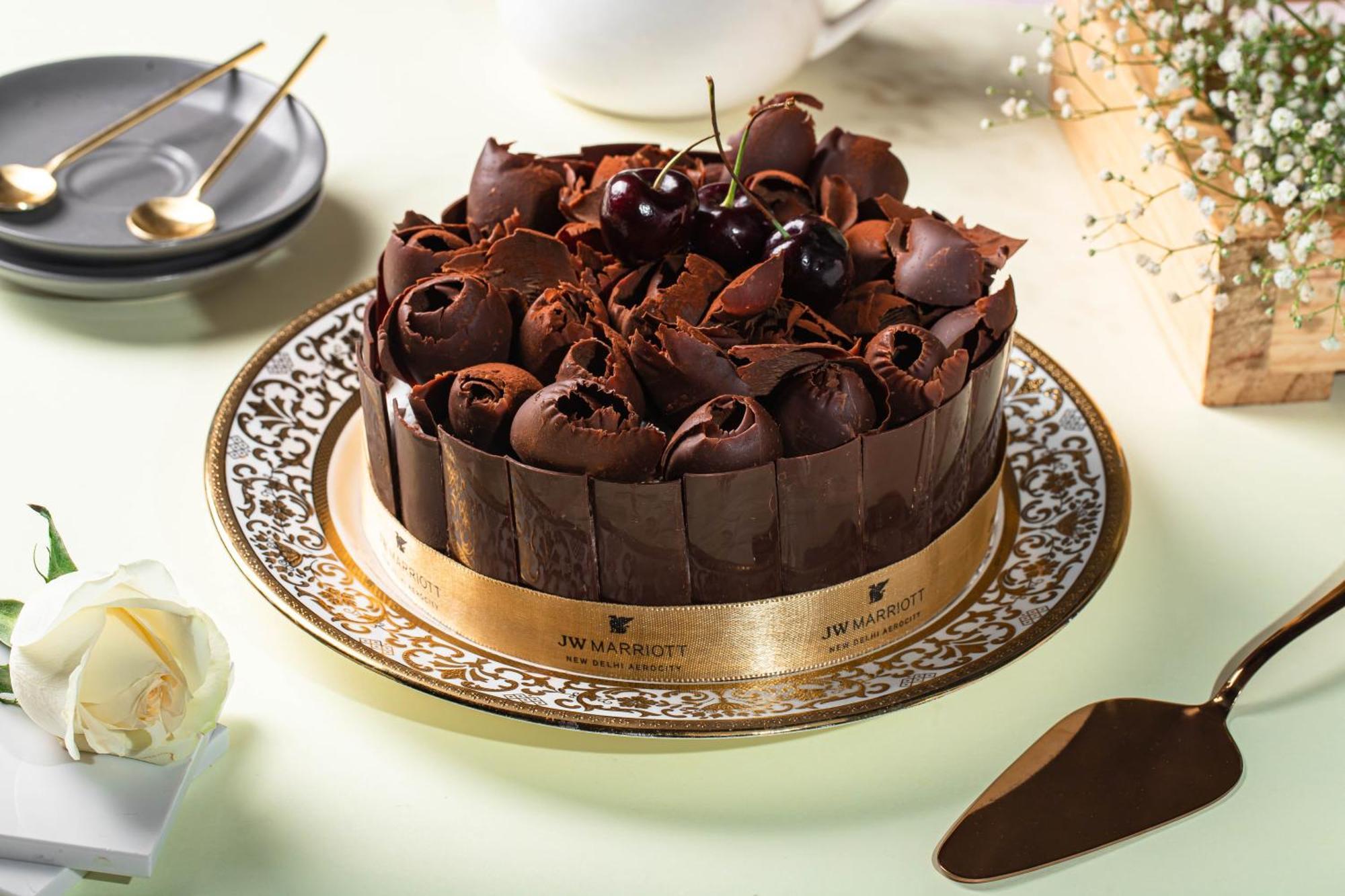 Jw Marriott Hotel New Delhi Aerocity Екстер'єр фото A chocolate cake