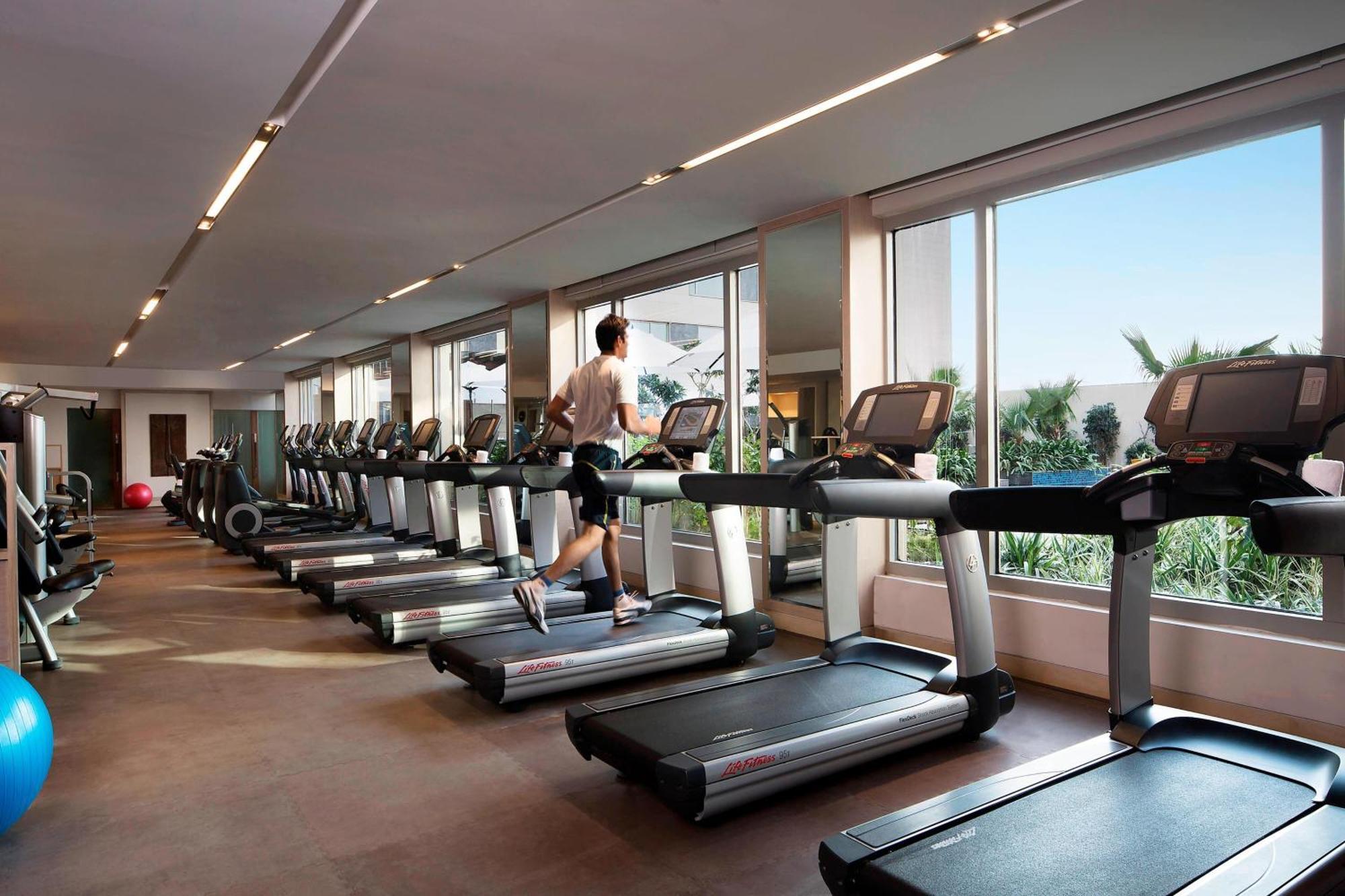 Jw Marriott Hotel New Delhi Aerocity Екстер'єр фото The gym at the hotel